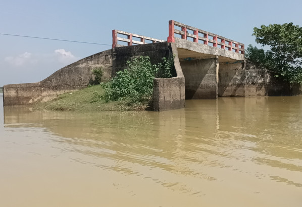 গত ৬বছর ধরে মাটিয়ান হাওড়ে সংযোগ সড়ক বিহীন ৩১লাখ টাকার সেতু