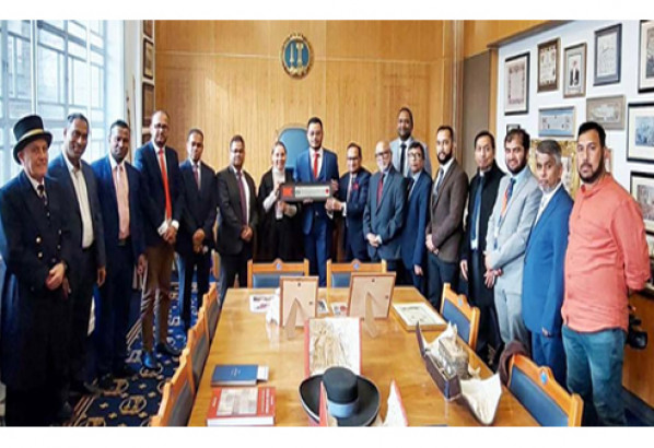 ‘ফ্রিম্যান অব দ্যা সিটি অব লন্ডন’ অ্যাওয়ার্ডে ভুষিত হলেন আবুল হায়াত নুরুজ্জামান