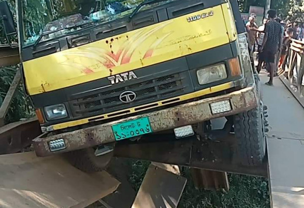 বেইলি ব্রিজ ভেঙ্গে জুড়ী-লাঠিটিলা সড়ক যোগাযোগ বিচ্ছিন্ন : জনদুর্ভোগ চরমে