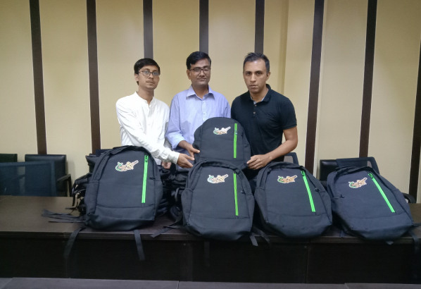 ‘সিলেট স্ট্রাইকার্স’-এর উপহারসামগ্রী হস্তান্তর