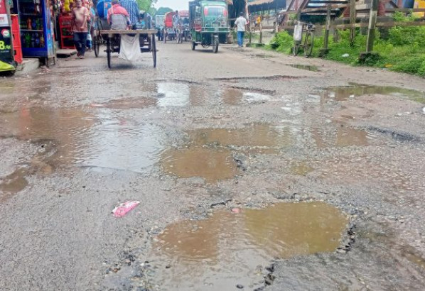 প্রথম শ্রেণীর সৈয়দপুর পৌরসভার ৮০ ভাগ রাস্তারই করুণ দশা, চরম ভোগান্তী