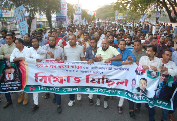 দেশে স্থিতিশীলতা ফেরাতে এই সরকারকে ক্ষমতা থেকে বিতাড়িত করার কোন বিকল্প নেই : এস.এম জিলানী