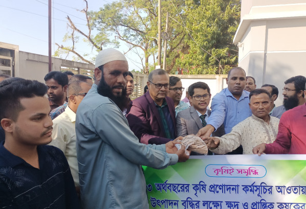 তাহিরপুরে ক্ষুদ্র ও প্রান্তিক কৃষকদের মধ্যে বীজ ও সার বিতরণ