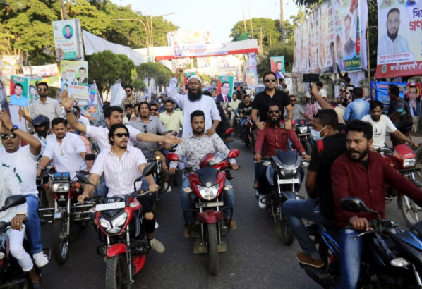 সাবেক ছাত্রদল আব্দুর রকিব চৌধুরী'র সার্বিক তত্ত্বাবধানে গণসমাবেশকে স্বাগত জানিয়ে মোটর শোভাযাত্রা