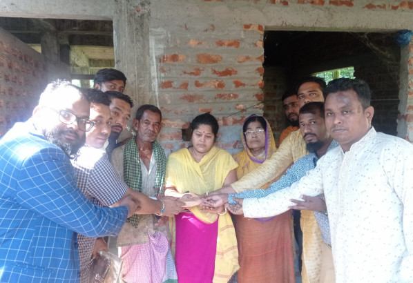 উপহার নিয়ে নিহত পুলিশ সদস্য সুমনের পরিবারের পাশে তার সহকর্মীরা