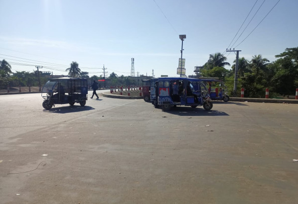 অবৈধ যানবাহন বন্ধের দাবিতে সুনামগঞ্জে পরিবহন ধর্মঘট সেই সড়কে অবৈধ ইজিবাইক