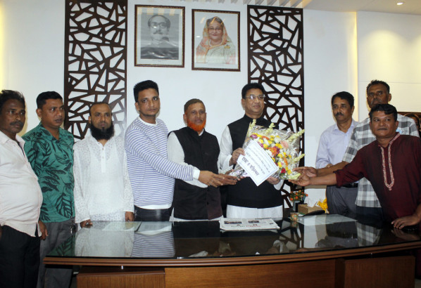 এডভোকেট নাসির উদ্দীন খান’কে মহানগর হকার্স লীগের ফুলেল শুভেচ্ছা