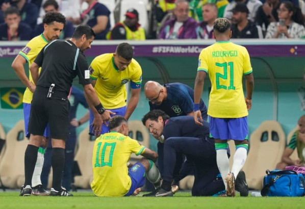 ডান পায়ের গোঁড়ালির ইনজুরিতে পড়েছেন নেইমার।