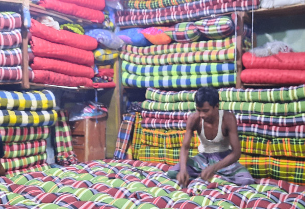 শীতের আগমনে লেপ তোষক তৈরিতে ব্যস্ত ওসমানীনগরে কারিগররা 