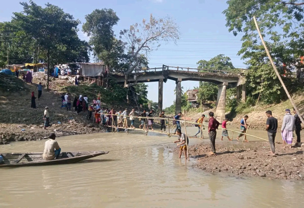 ঝুঁকিপূর্ণ সেতু,পাশেই বাঁশের সাঁকো দিয়ে নদী পাড়াপার