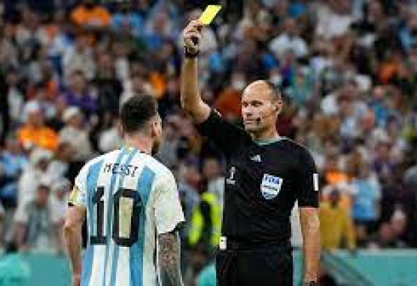 মেসিকে কার্ড দেখানো রেফারিকে বাড়ি পাঠাল ফিফা!