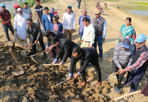 বিশ্বম্ভরপুরে ফসল রক্ষা বাধেঁর কাজের উদ্বোধন