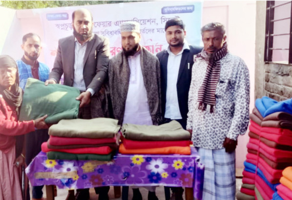 শীতার্তদের মাঝে স্বপ্নচূড়া ওয়েলফেয়ার এসোসিয়েশনের শীতবস্ত্র বিতরণ