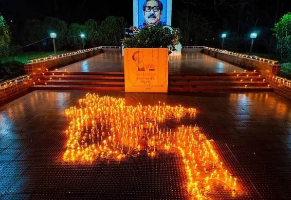 শাবিপ্রবিতে মোমের আলোয় দেশের মানচিত্র অঙ্কন করে শহীদদের স্মরণ