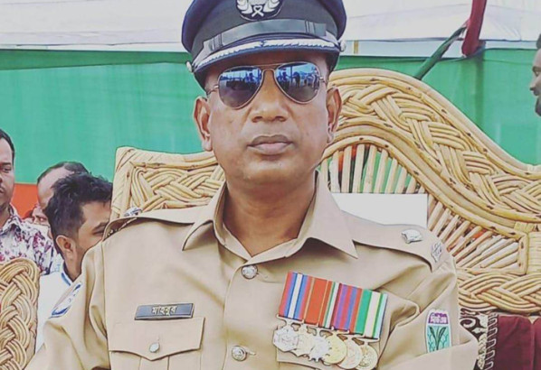 ওসি বদলি হওয়ায় মিষ্টি বিতরণ!