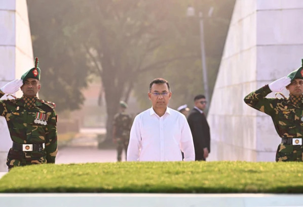 জিয়াউর রহমানের সমাধিতে প্রধানমন্ত্রীর শ্রদ্ধা নিবেদন