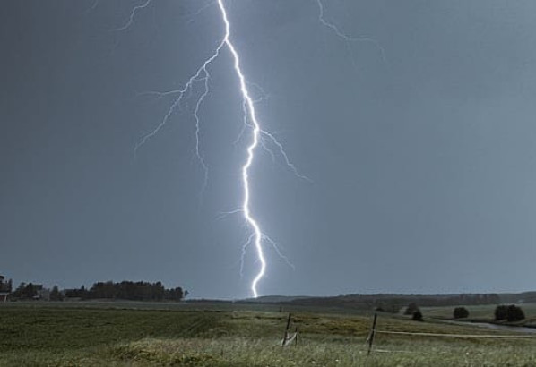 বজ্রপাত: যে ধরনের সতর্কতা দরকার