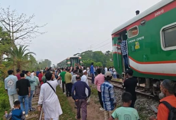 কুমিল্লায় রেললাইনে ৩ বগি রেখেই চলে গেল উদয়ন ট্রেন