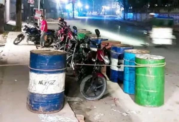 লাইনে মোটরসাইকেল দাঁড় করিয়ে গেস্ট হাউজে রাত কাটালেন চালকরা