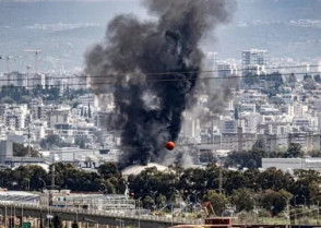 ইরানের হামলায় ইসরায়েলের সর্ববৃহৎ তেল শোধনাগারে আগুন